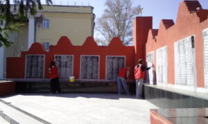 Добровольцы привели в порядок мемориал Памяти