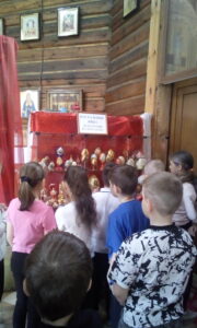 Обучающиеся 2 класса на выставке в храме