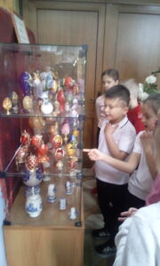 Обучающиеся 2 класса рассматривают пасхальную коллецию яиц.